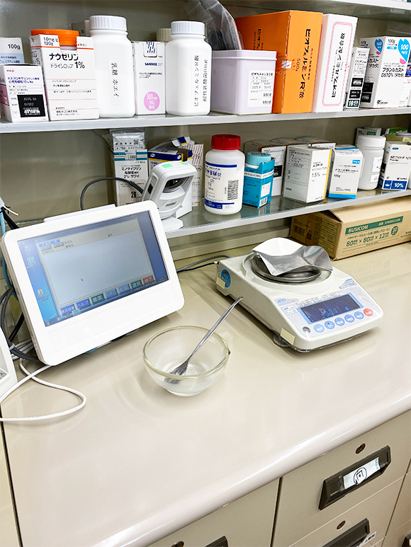 正確な薬剤・重量を監査するシステム（Panasonic製：散剤監査システム）